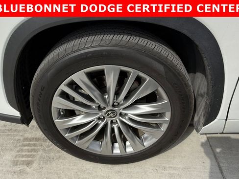 Used 2023 Toyota Highlander Platinum FWD image 12