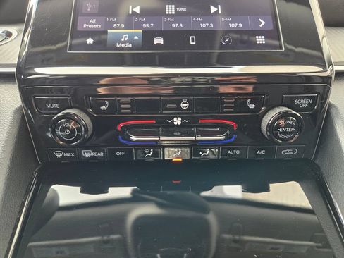 Used 2023 Jeep Grand Cherokee Laredo w/ Luxury Tech Group I AWD/4WD image 26