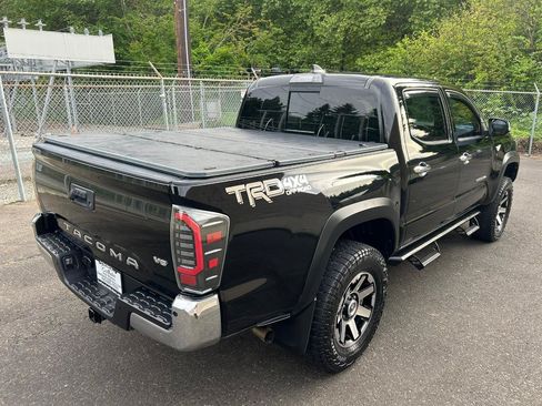 Used 2017 Toyota Tacoma TRD Off-Road AWD/4WD image 6