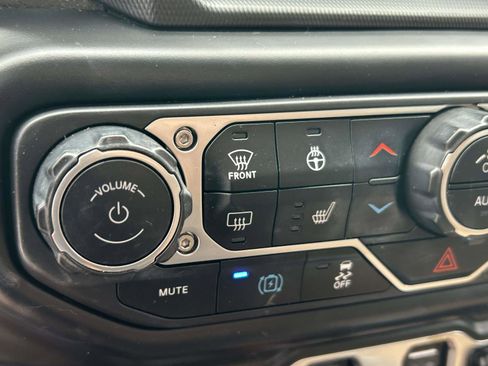 Used 2023 Jeep Wrangler Unlimited Sahara w/ Cold Weather Group AWD/4WD image 28