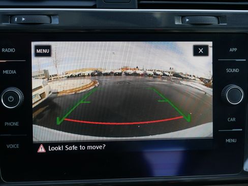 Used 2018 Volkswagen Golf SE image 27