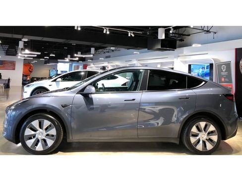 Used 2023 Tesla Model Y Long Range image 9