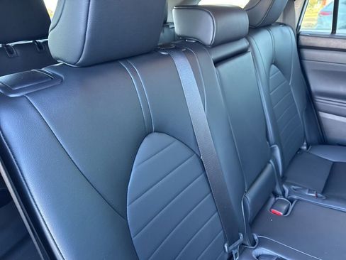 Used 2023 Toyota Highlander XLE image 27
