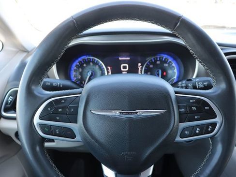 Used 2022 Chrysler Pacifica Touring-L image 18