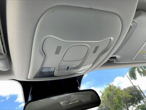 Used 2018 Jeep Renegade Latitude FWD image 22