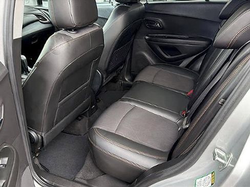 Used 2019 Chevrolet Trax LT w/ Sun & Sound Package FWD image 9