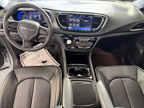Used 2024 Chrysler Pacifica Limited w/ S Appearance Package image 18