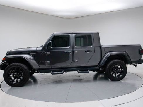 Used 2025 Jeep Gladiator Sport AWD/4WD image 2
