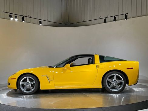 Used 2005 Chevrolet Corvette Coupe w/ Preferred Equipment Group RWD image 81