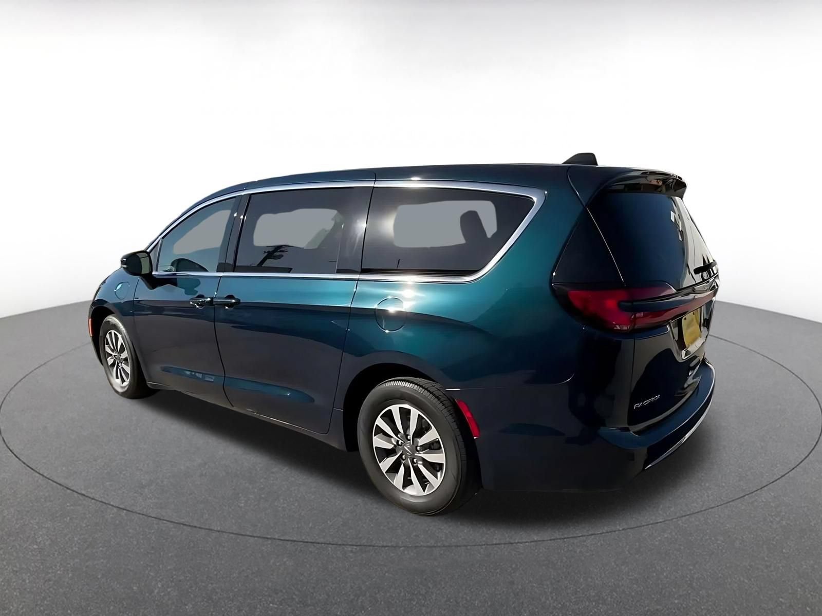 Used 2023 Chrysler Pacifica Touring-L FWD image 9