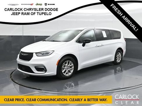 Used 2025 Chrysler Pacifica Select FWD image 9
