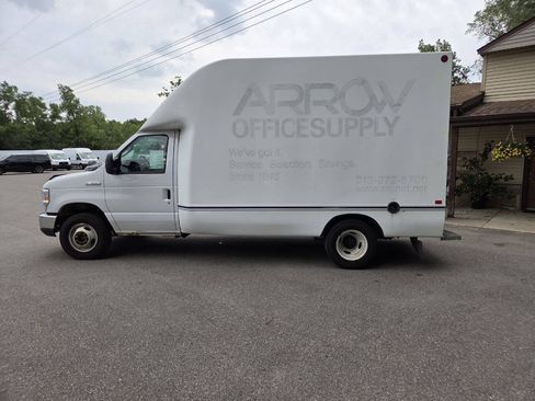 Used 2018 Ford E-350 and Econoline 350 Super Duty w/ Power Windows & Locks Group RWD image 3