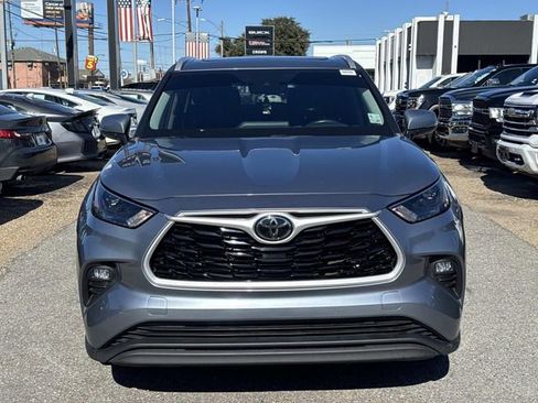 Used 2022 Toyota Highlander XLE image 2