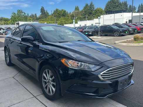 Used 2017 Ford Fusion SE w/ Fusion SE Technology Package FWD image 8