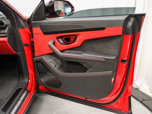 Used 2025 Lamborghini Urus SE image 42