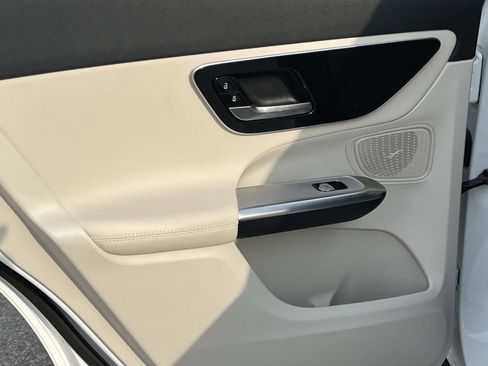 Used 2025 Mercedes-Benz GLC 300 4MATIC image 15