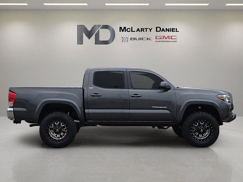 Used 2017 Toyota Tacoma 4x4 Double Cab image 6
