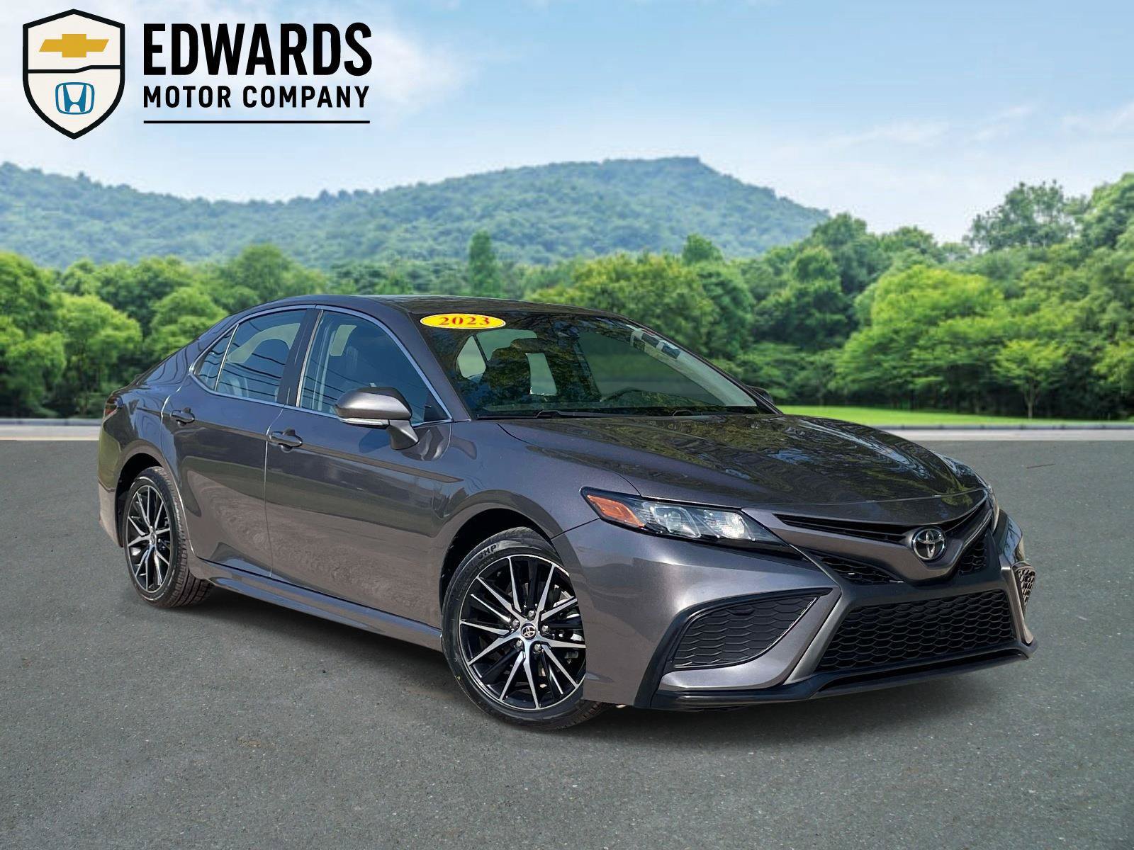Used 2023 Toyota Camry SE FWD image 1