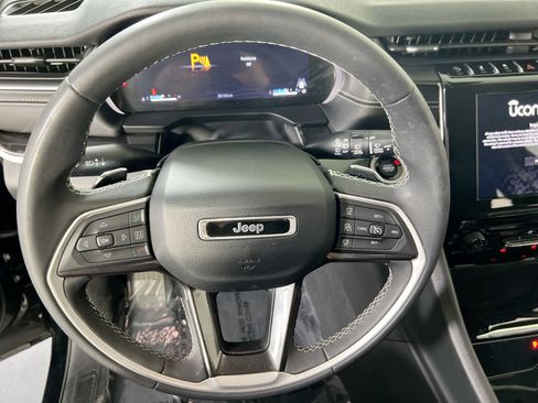 Used 2023 Jeep Grand Cherokee Laredo image 11