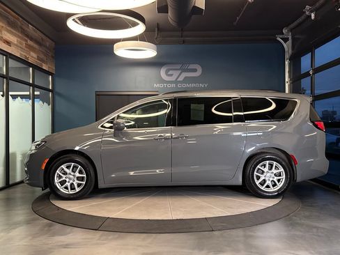 Used 2022 Chrysler Pacifica Touring-L FWD image 6