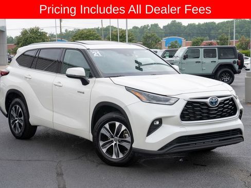 Used 2021 Toyota Highlander XLE FWD image 1