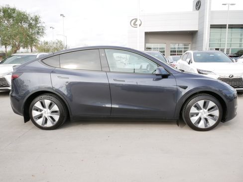 Used 2024 Tesla Model Y Long Range image 11