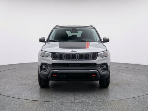 Used 2025 Jeep Compass Trailhawk AWD/4WD image 2