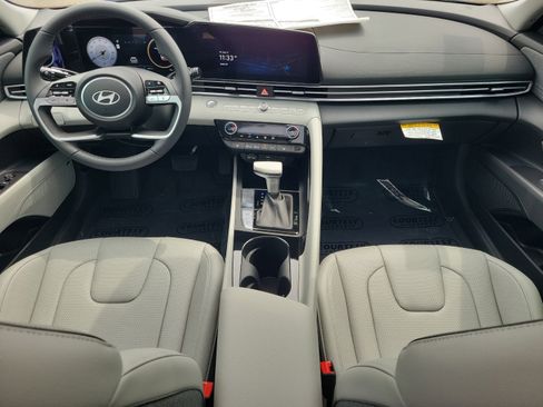 Certified 2025 Hyundai Elantra Limited FWD image 14