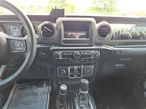 Used 2023 Jeep Gladiator Sport AWD/4WD image 18