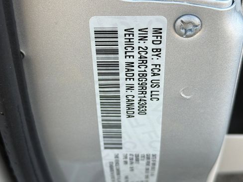 Used 2024 Chrysler Pacifica Touring-L image 27