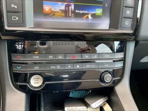 Used 2018 Jaguar F-PACE Premium image 33