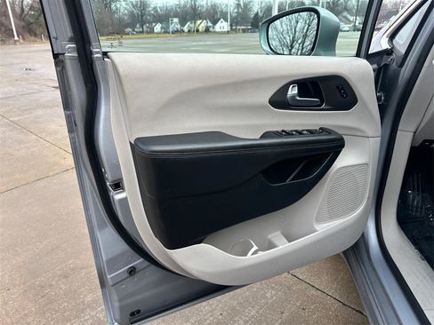 Used 2020 Chrysler Pacifica Touring-L image 19