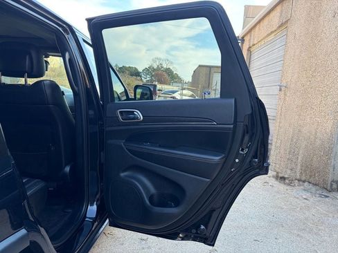Used 2017 Jeep Grand Cherokee Limited image 38