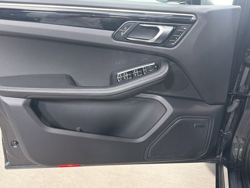 Used 2025 Porsche Macan image 22