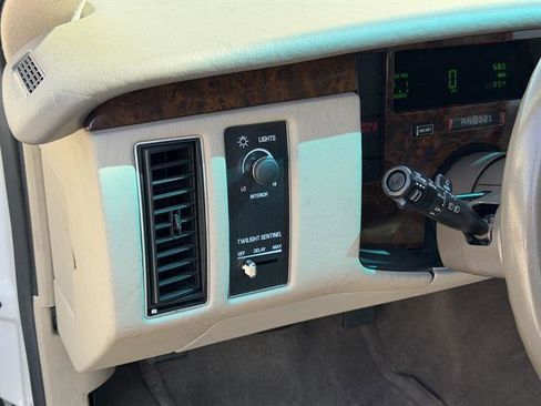 Used 1996 Cadillac Fleetwood Brougham RWD image 15