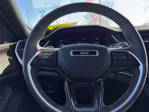 Used 2023 Jeep Grand Cherokee L Laredo image 18