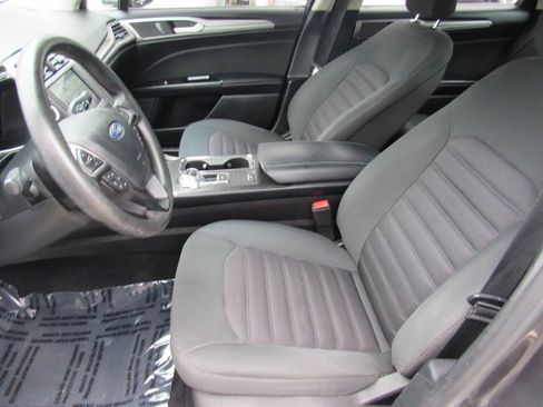 Used 2017 Ford Fusion SE w/ Fusion SE Technology Package FWD image 16