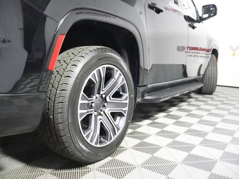 Used 2024 Jeep Wagoneer L Series II w/ Flexible Seating Group AWD/4WD image 8