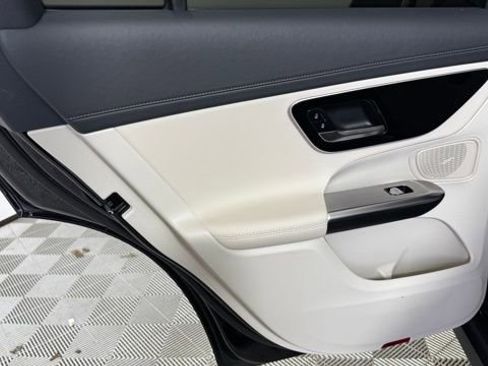 Used 2024 Mercedes-Benz GLC 300 4MATIC image 17