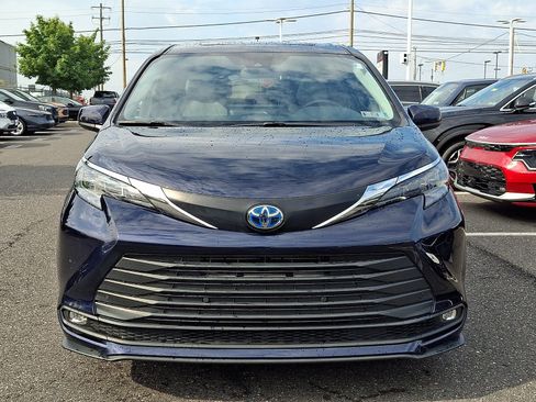 Used 2025 Toyota Sienna XLE FWD image 2