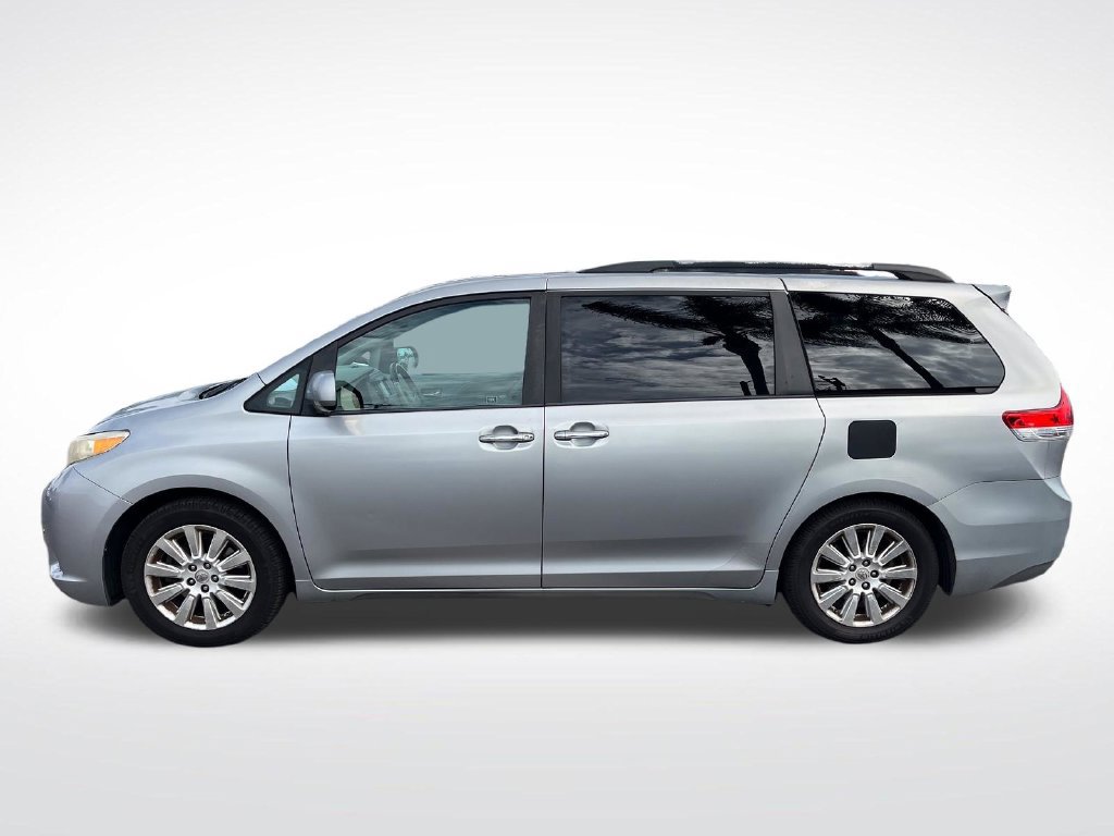 Used 2011 Toyota Sienna Limited w/ Premium Pkg FWD image 2