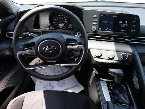 Used 2022 Hyundai Elantra SE FWD image 14