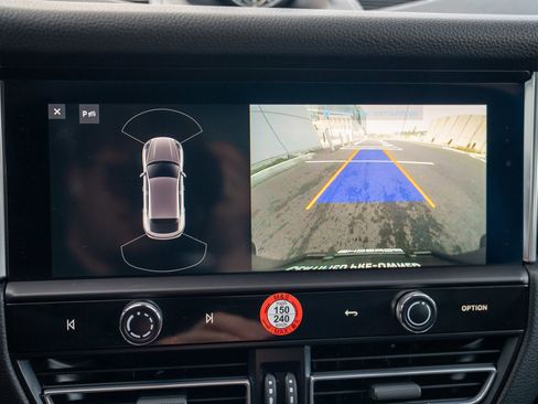 Certified 2025 Porsche Macan image 18