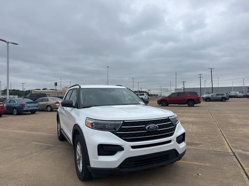 Used 2022 Ford Explorer XLT RWD image 2
