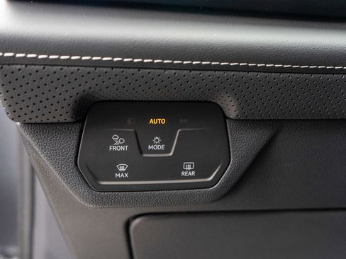 Used 2025 Volkswagen Atlas SE image 16