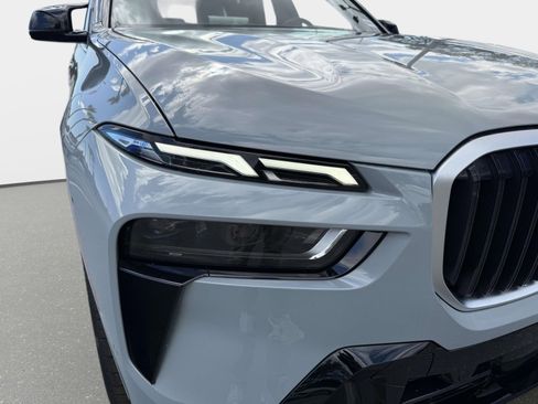 Used 2025 BMW X7 M60i image 9