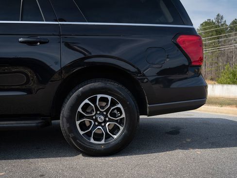 Used 2024 Ford Expedition Max XLT image 6