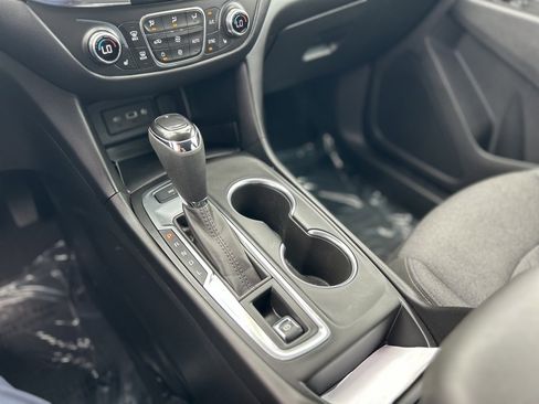 Used 2020 Chevrolet Equinox LT w/ Driver Convenience Package image 13