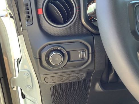 Used 2025 Jeep Wrangler Unlimited Rubicon w/ Convenience Group AWD/4WD image 15
