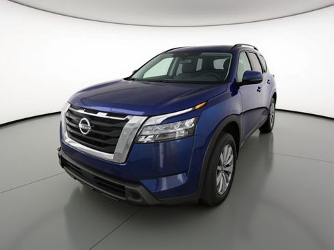 Used 2025 Nissan Pathfinder SV image 3